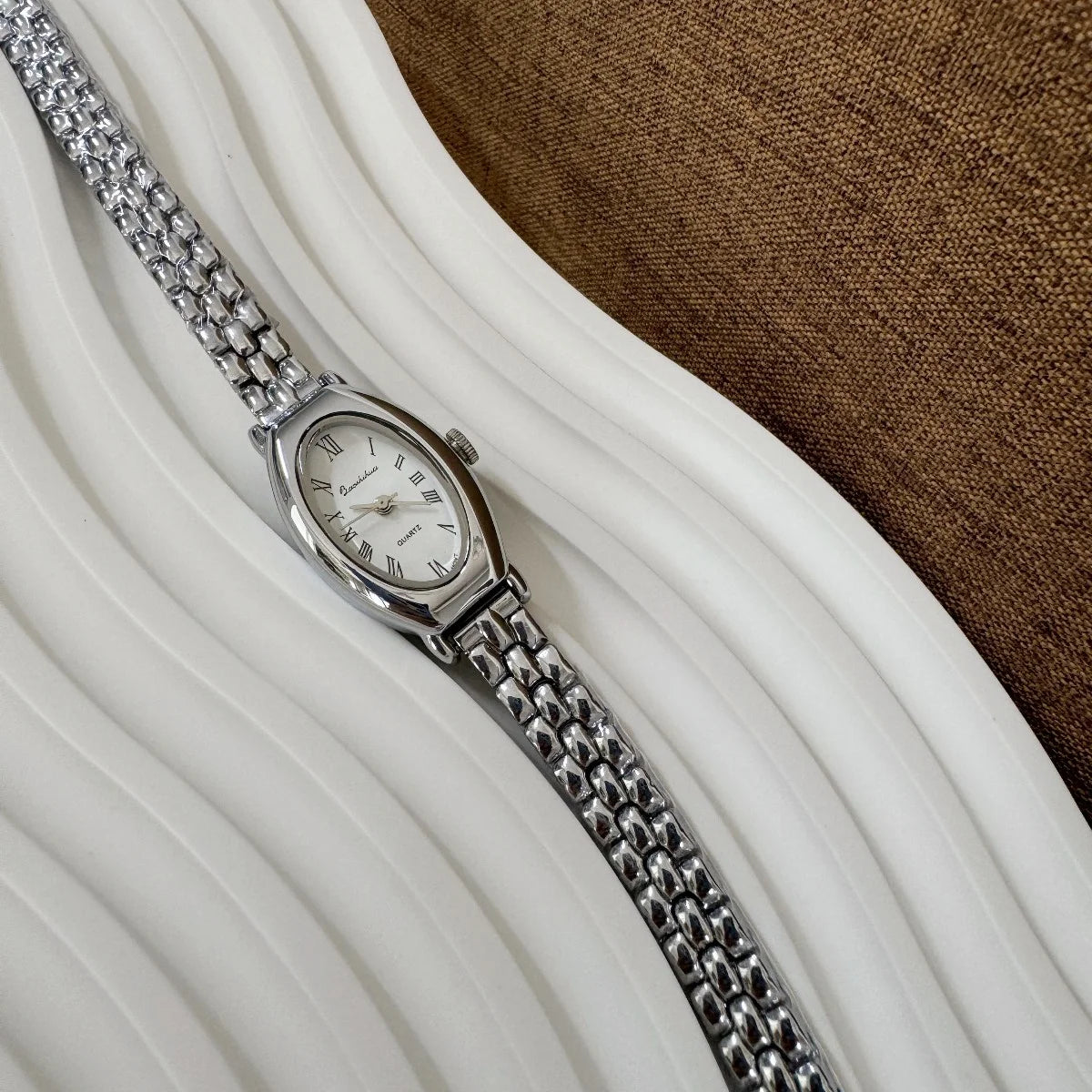 Reloj de pulsera ovalado