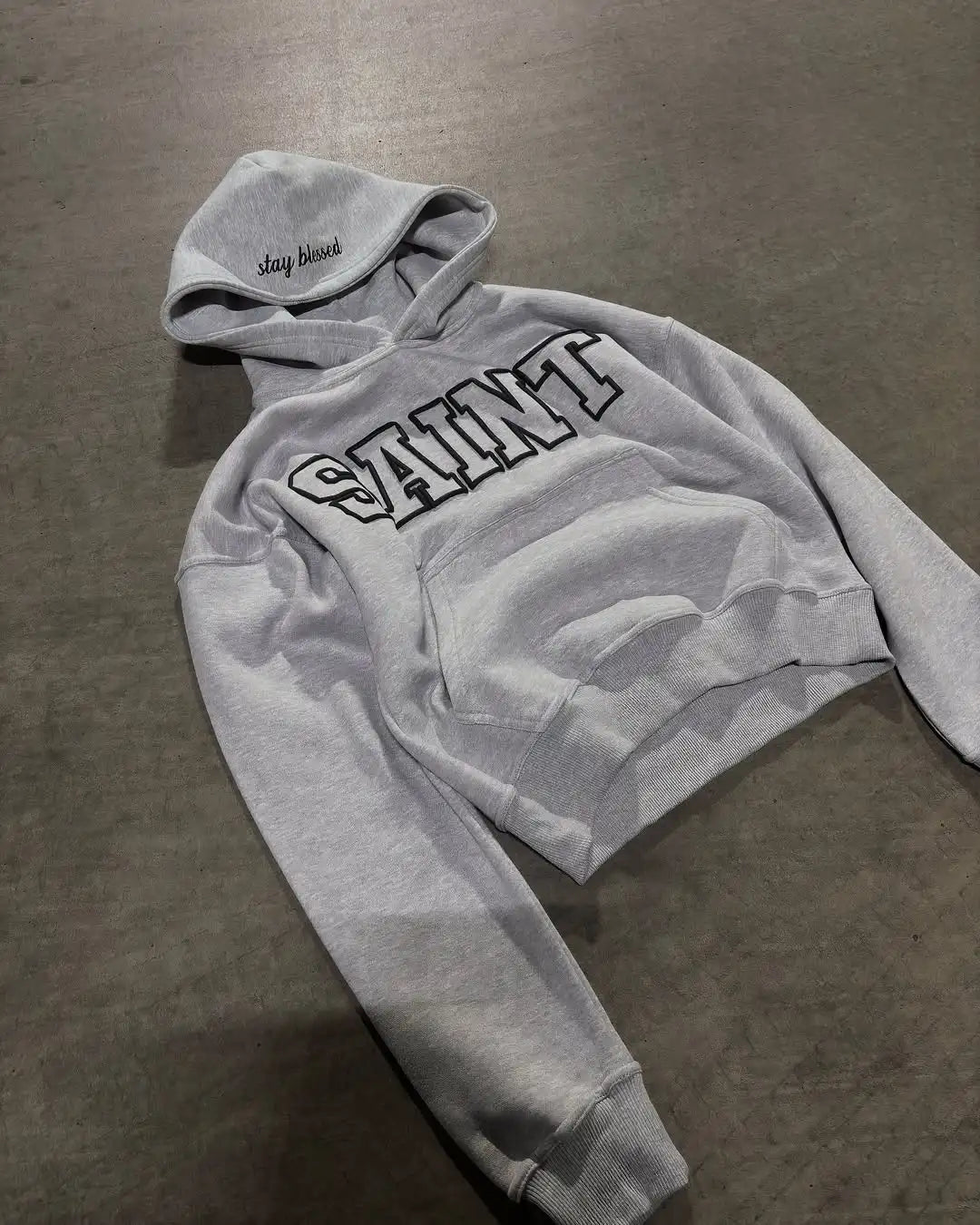 Nuevo traje de streetwear hip-hop para hombres, chándal casual retro con estampado de letras, sudadera con cremallera gris Harajuku para mujeres