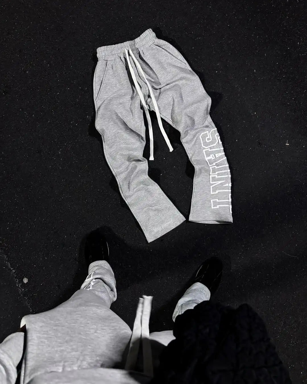 Nuevo traje de streetwear hip-hop para hombres, chándal casual retro con estampado de letras, sudadera con cremallera gris Harajuku para mujeres