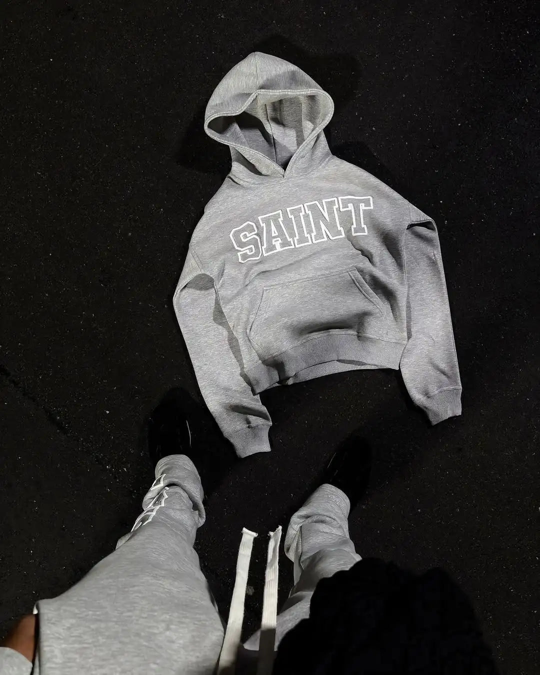 Nuevo traje de streetwear hip-hop para hombres, chándal casual retro con estampado de letras, sudadera con cremallera gris Harajuku para mujeres