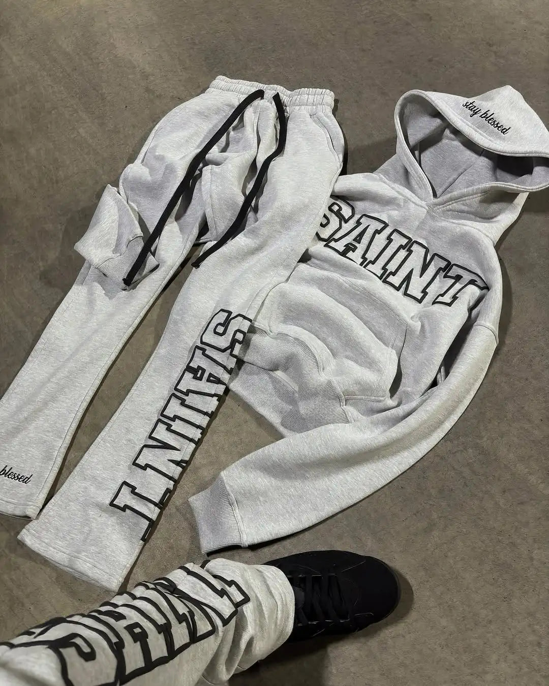 Nuevo traje de streetwear hip-hop para hombres, chándal casual retro con estampado de letras, sudadera con cremallera gris Harajuku para mujeres
