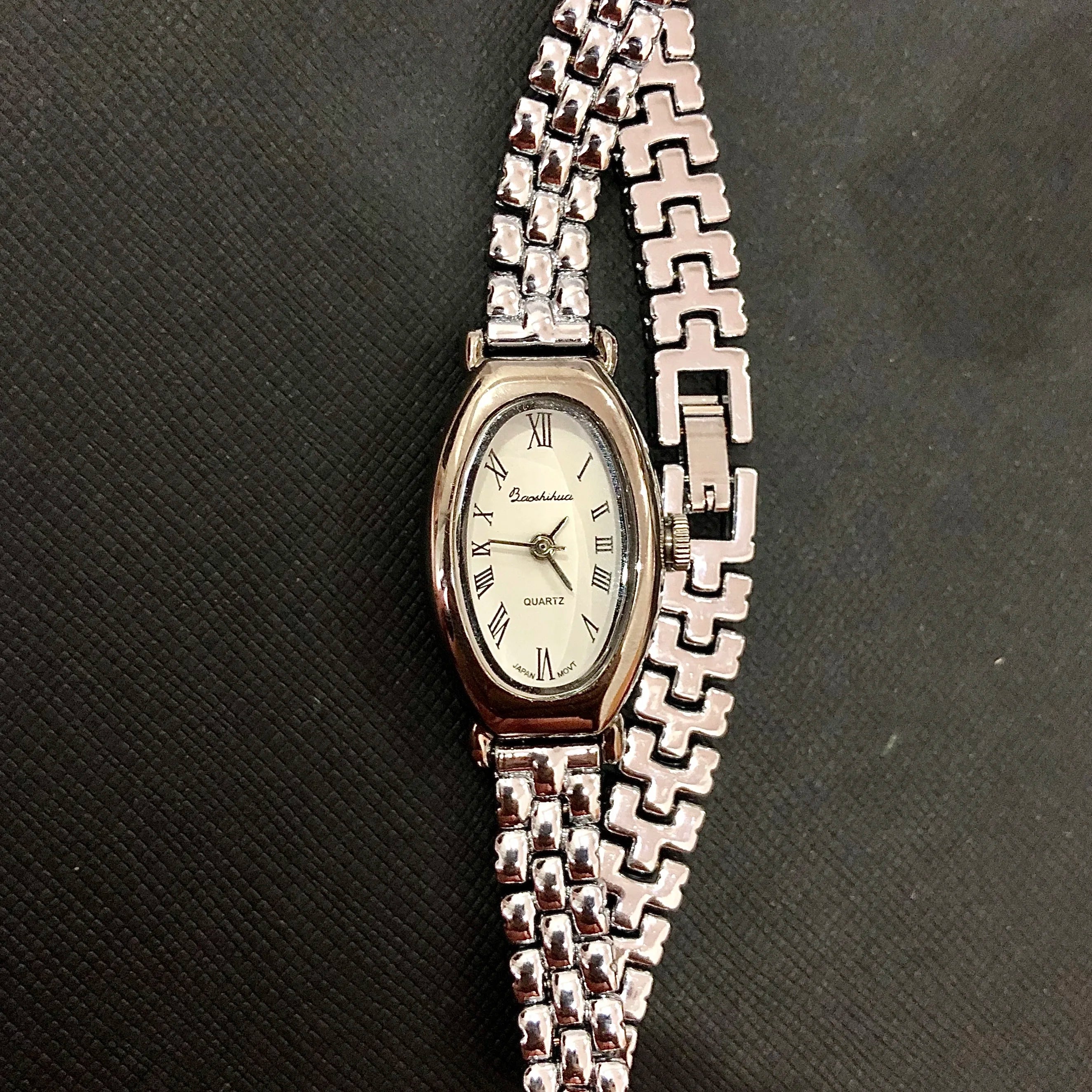 Reloj de pulsera ovalado