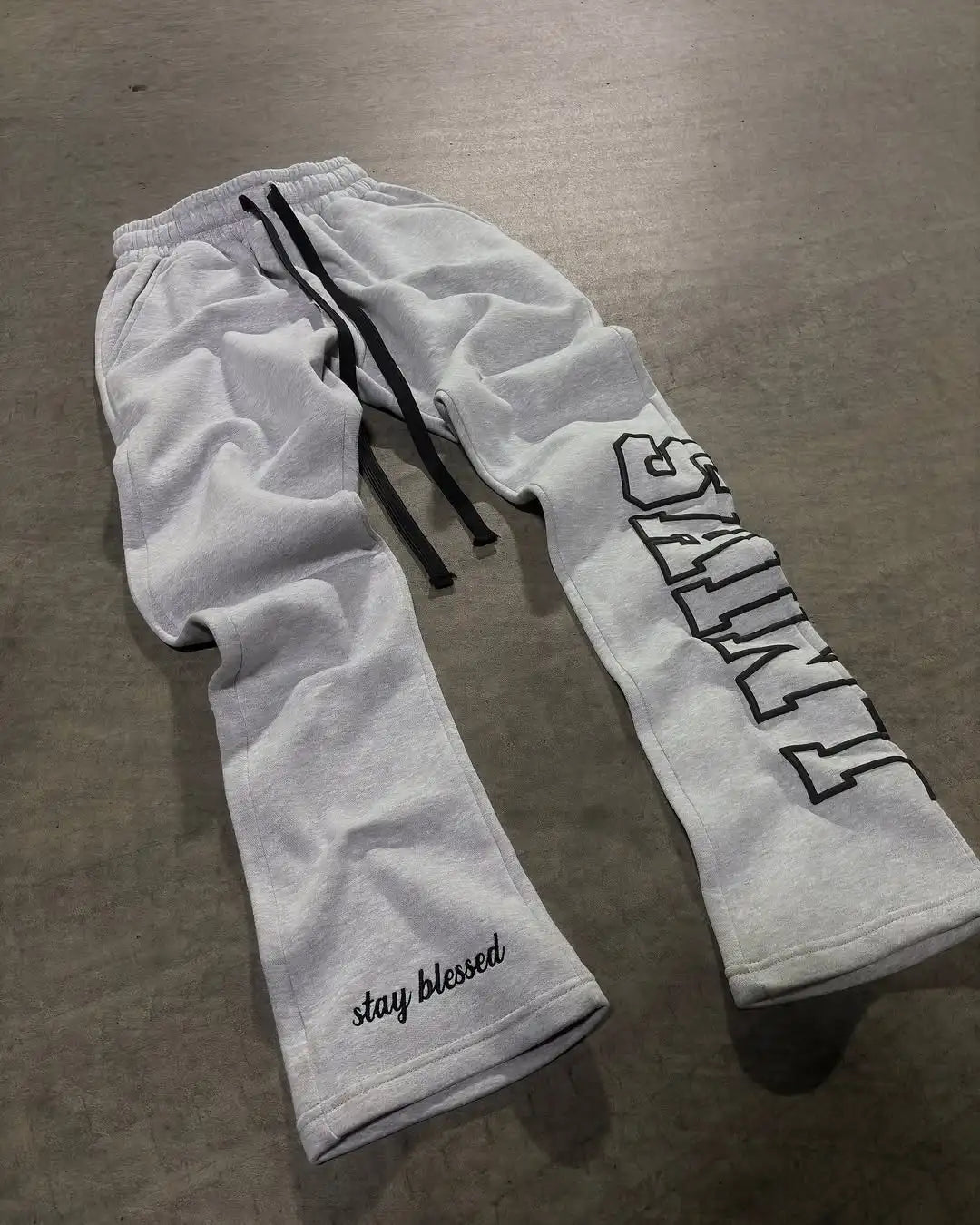 Nuevo traje de streetwear hip-hop para hombres, chándal casual retro con estampado de letras, sudadera con cremallera gris Harajuku para mujeres